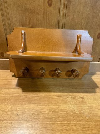 Perchero de madera con estante. Madera buena