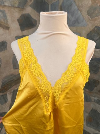 Vestido lencero amarillo con encaje