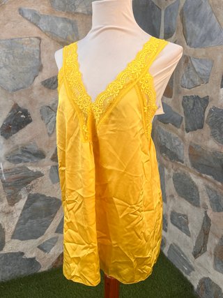 Vestido lencero amarillo con encaje