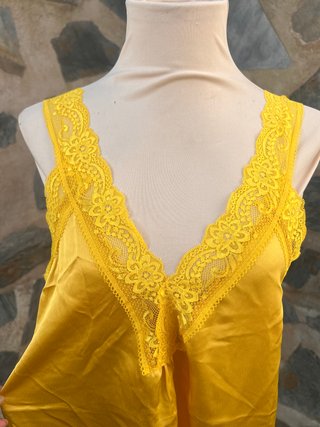Vestido lencero amarillo con encaje
