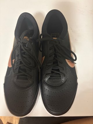 Zapatilla Nike padel Negra y Dorada
