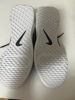 Zapatilla Nike padel Negra y Dorada