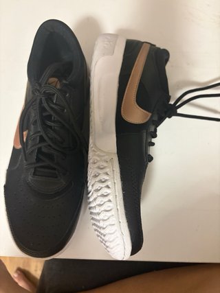 Zapatilla Nike padel Negra y Dorada