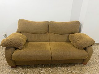 Sofá de tela beige y marrón