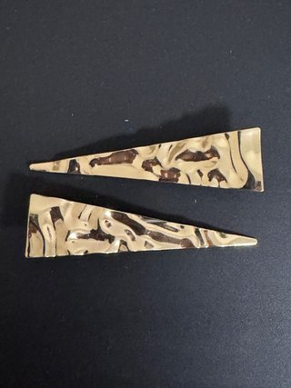 Horquillas triangulares doradas