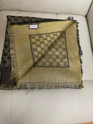 Chal Gucci Negro y Dorado