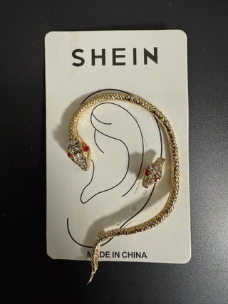 Pendiente serpiente SHEIN oro y rojo