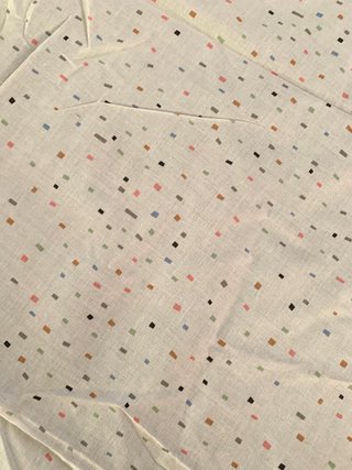 Tela blanca con estampado de puntos