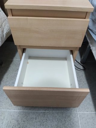 Mesita de noche de madera