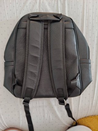 Mochila piel sintética negra nueva