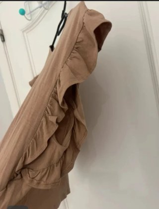 Camiseta Bershka marrón con volantes
