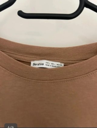 Camiseta Bershka marrón con volantes