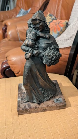 Figura Bronce Madre con Cesta y Niño