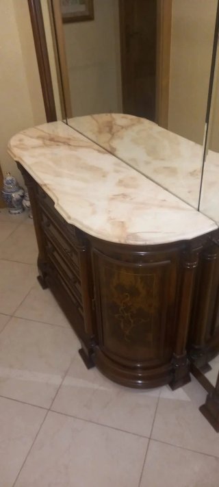 Recibidor con espejo y mármol