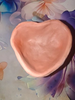 Bol de arcilla corazón.