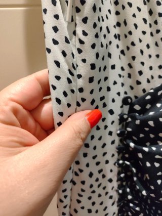 Vestido con diseño bicolor con cierre lateral. M
