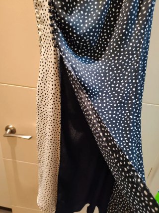 Vestido con diseño bicolor con cierre lateral. M