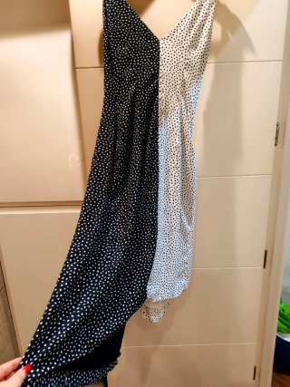 Vestido con diseño bicolor con cierre lateral. M