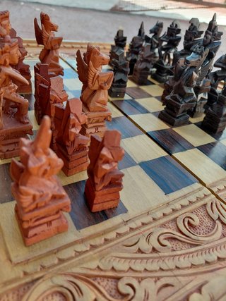 Ajedrez balinés artesanal tallado a mano plegable