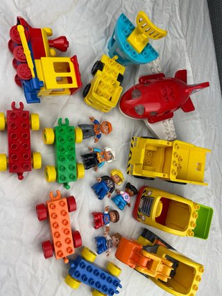 Treno Lego Duplo con opere aeroportuali e aerei