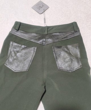 Pantalón verde caqui detalles piel Mind Matter