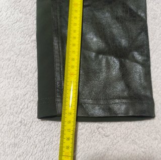 Pantalón verde caqui detalles piel Mind Matter