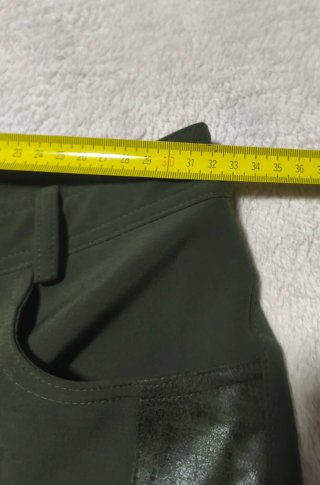 Pantalón verde caqui detalles piel Mind Matter
