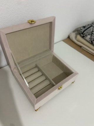 Joyero y expositor de pulseras rosa