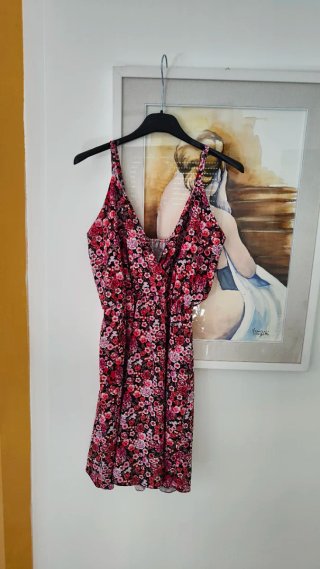 Abito corto floreale fucsia e nero romantico
