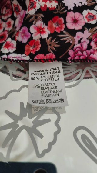 Abito corto floreale fucsia e nero romantico