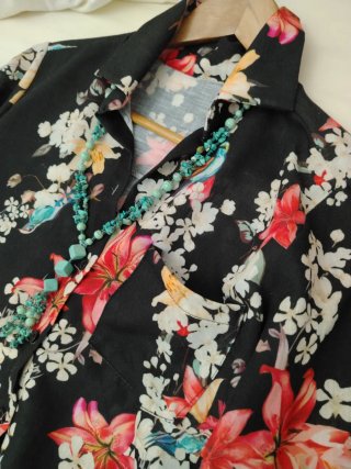 Camisa estampada floral y collar