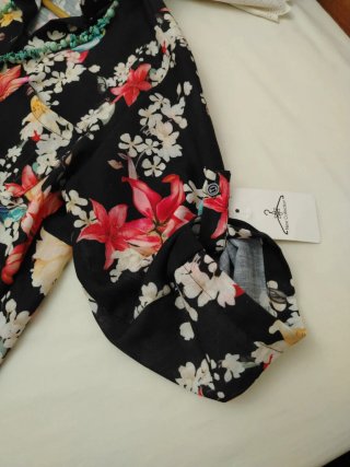 Camisa estampada floral y collar