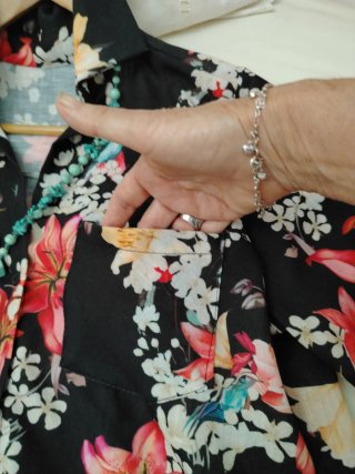 Camisa estampada floral y collar