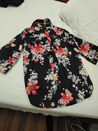 Camisa estampada floral y collar