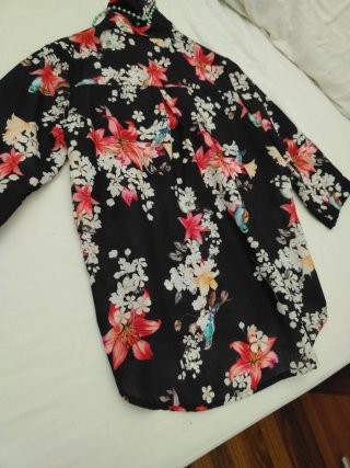 Camisa estampada floral y collar