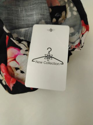 Camisa estampada floral y collar