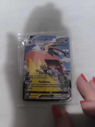 Carta Pokémon Blaziken VMAX Golpe Fluido