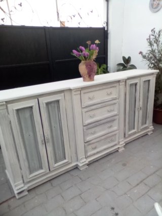 Aparador de madera blanco con puertas de cristal