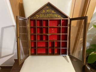 Expositor de madera para colecciones