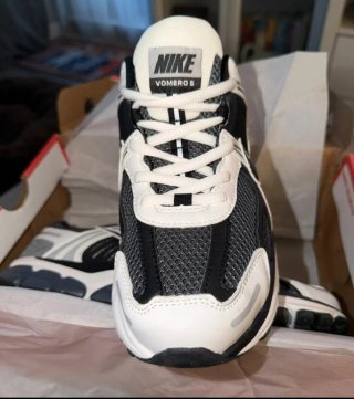 Zapatillas Nike Vomero 5 Negras y Blancas
