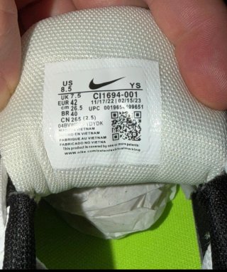 Zapatillas Nike Vomero 5 Negras y Blancas