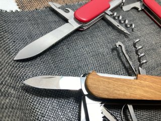 3  Victorinox: Huntsman wood, Camper, Sportsman
