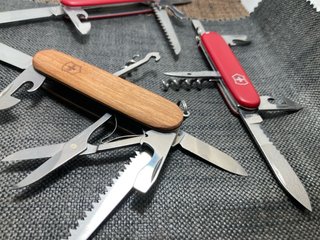 3  Victorinox: Huntsman wood, Camper, Sportsman