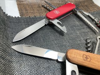 3  Victorinox: Huntsman wood, Camper, Sportsman