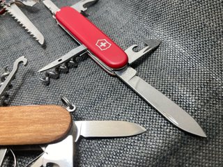 3  Victorinox: Huntsman wood, Camper, Sportsman