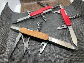 3  Victorinox: Huntsman wood, Camper, Sportsman