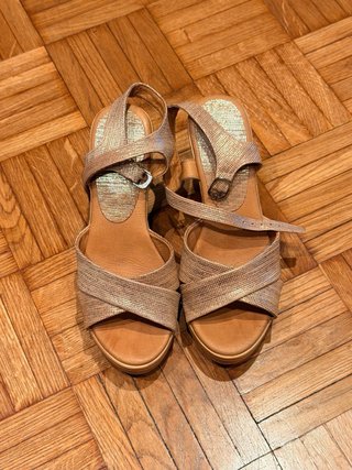 Tacones cuña dorados talla 37
