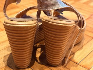 Tacones cuña dorados talla 37