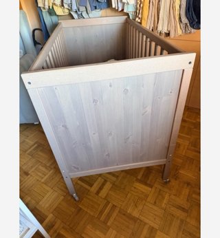 Cuna de madera marrón