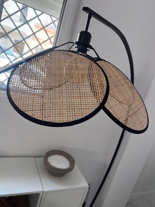 Lámpara de pie de ratán y metal
